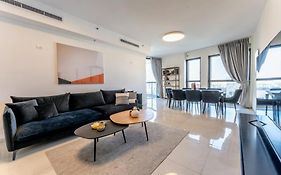 Holysuite J Tower